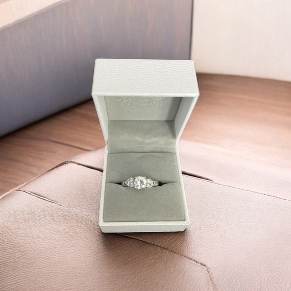 Elegant Silver Cubic Zirconia Size 7 Ring - Picture 1 of 3